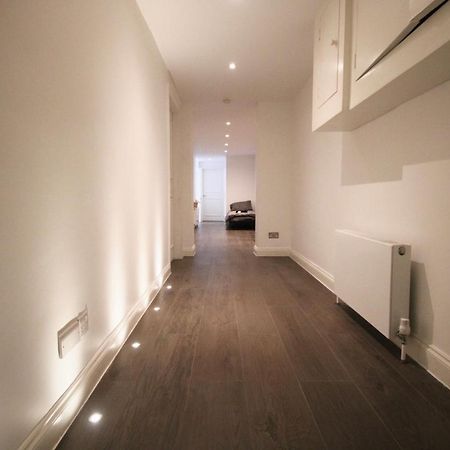 Appartamento Superb Flat Near Victoria Station Londra Esterno foto