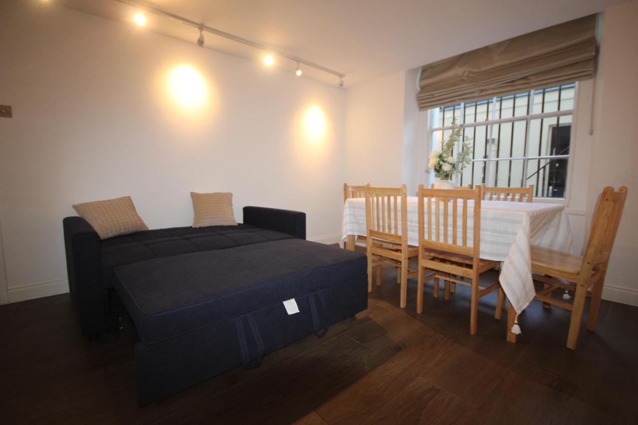 Appartamento Superb Flat Near Victoria Station Londra Esterno foto