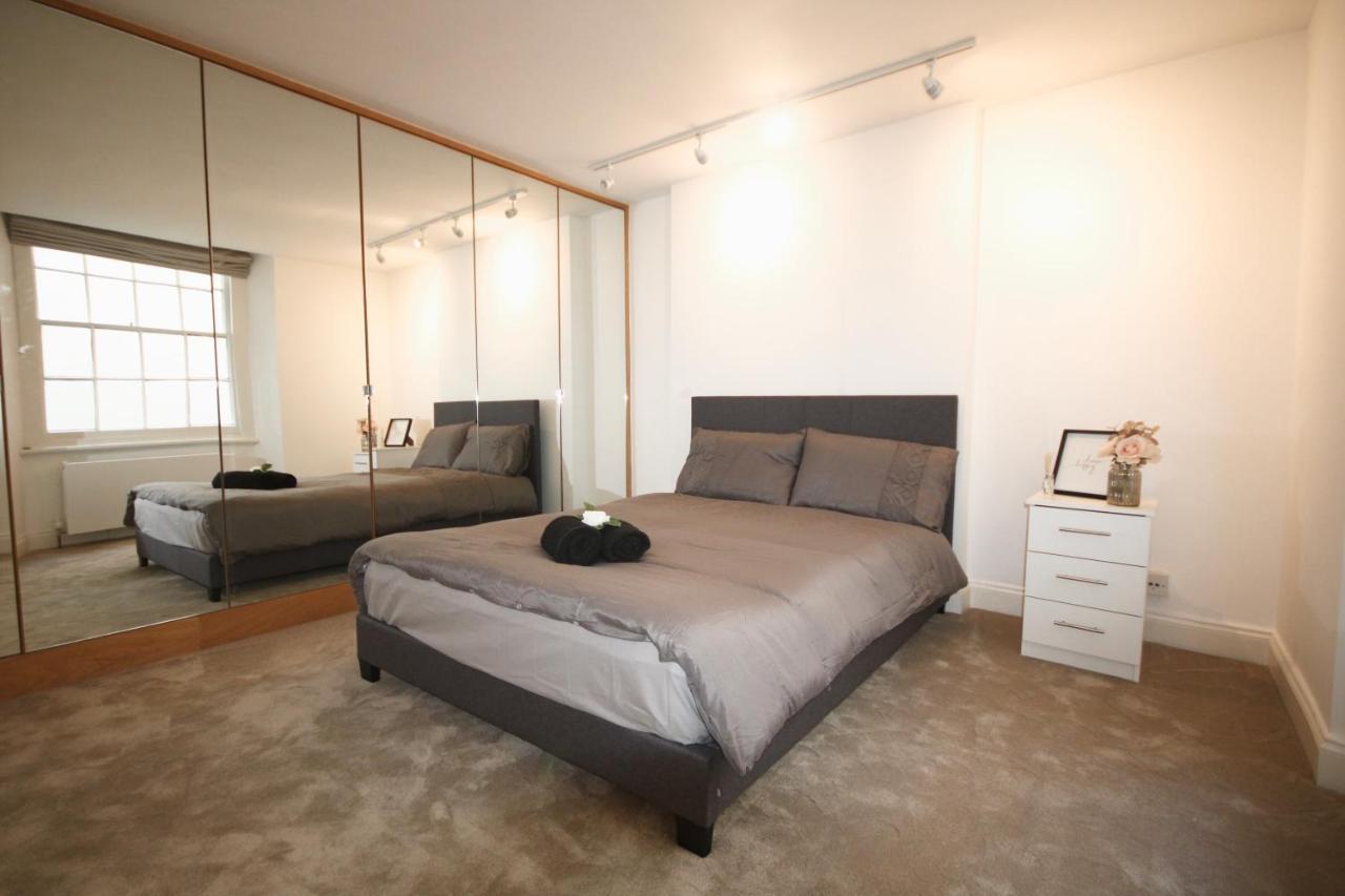 Appartamento Superb Flat Near Victoria Station Londra Esterno foto