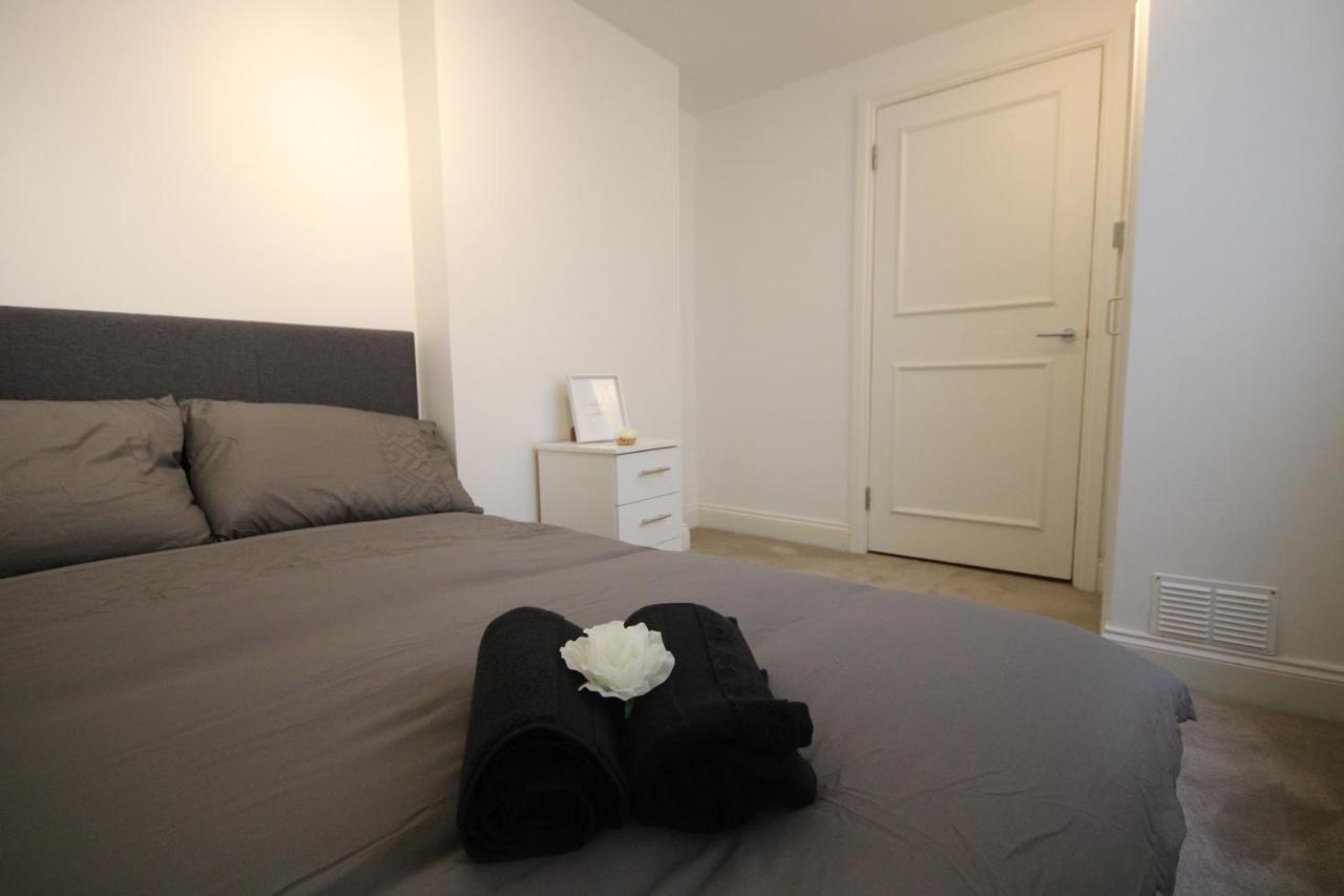 Appartamento Superb Flat Near Victoria Station Londra Esterno foto